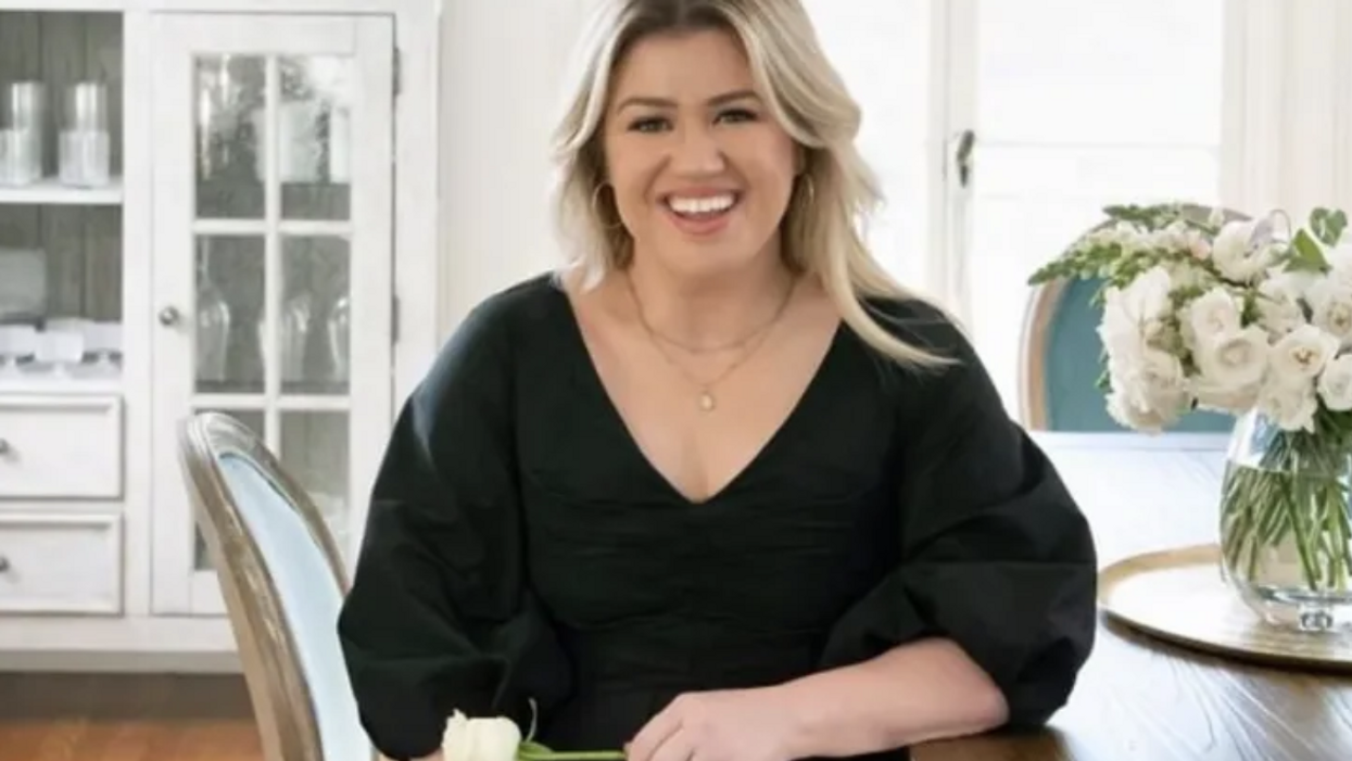 Kelly Clarkson Will Fill In For Simon Cowell On AGT Following Back Injury