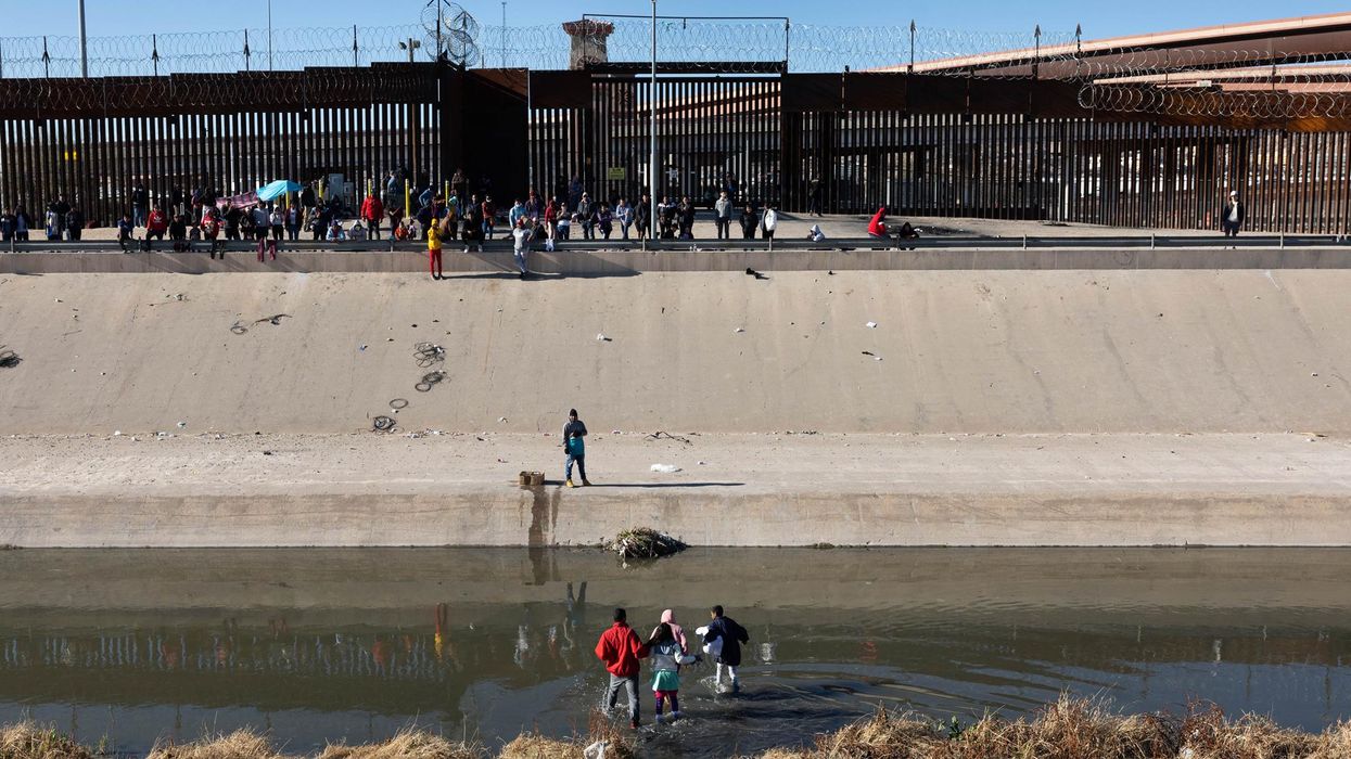 Immigrants crossing Rio Grande