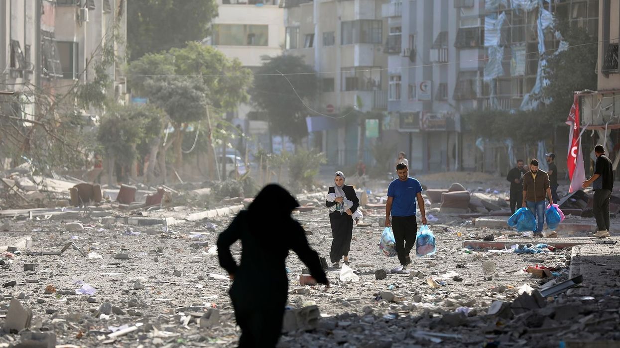 Palestinians flee their homes using trashbags to carry their belongings